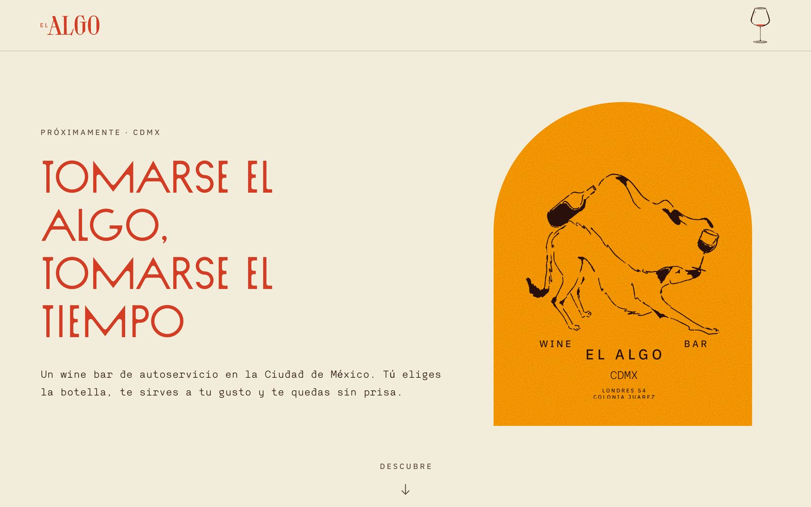 La portada de elalgo.mx: “Tomarse el Algo, tomarse el tiempo” en rojo sobre marfil, junto al perro de la marca con botella y copa en un arco dorado